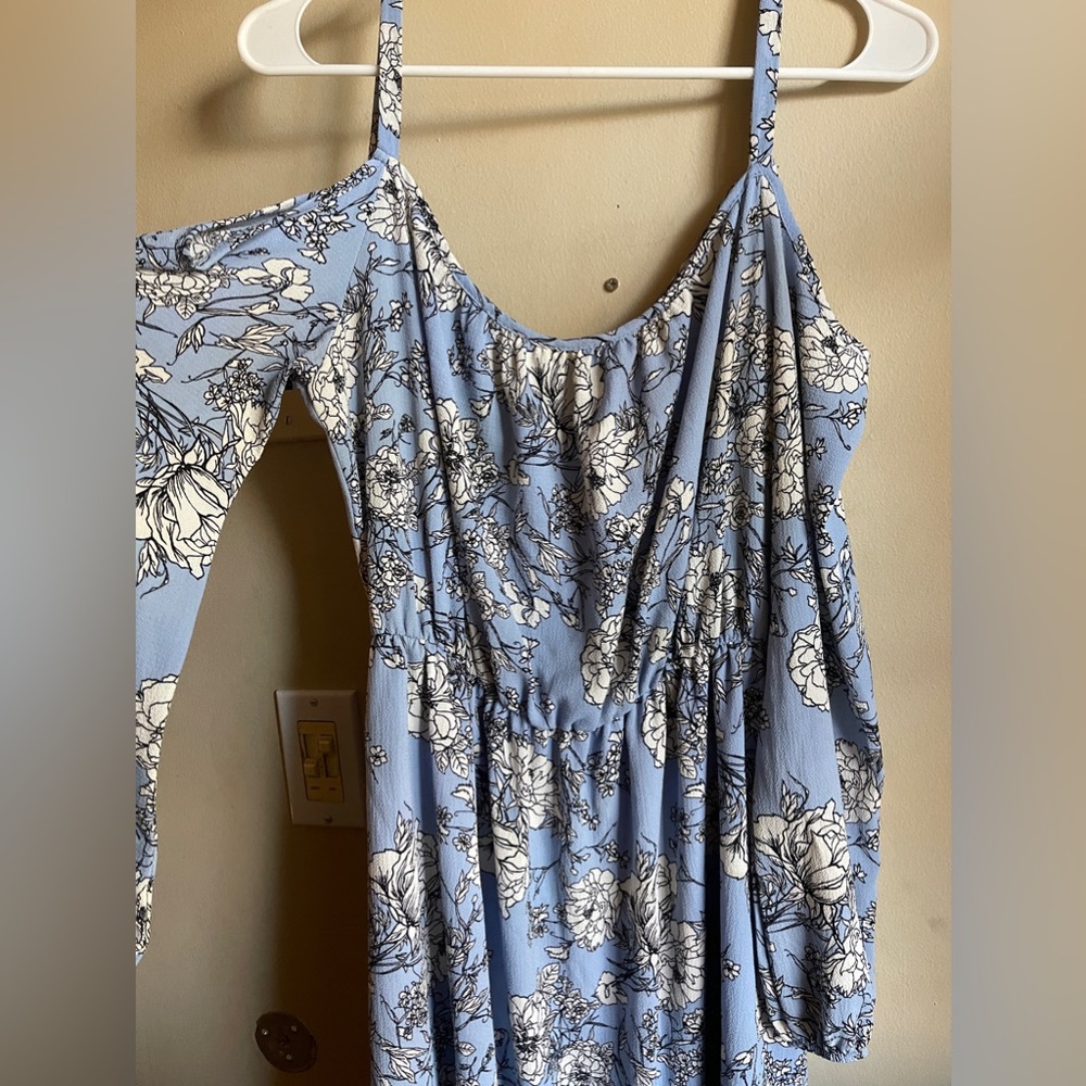 Blue & white floral, off the shoulder, boutique Soprano dress. Women’s large.